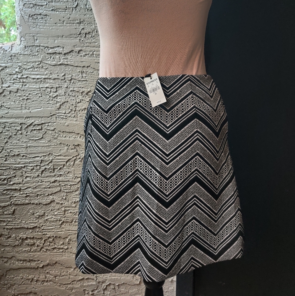 🆕 Express Black & White geometric zig-zag Striped A-line midi skirt pockets_XS
